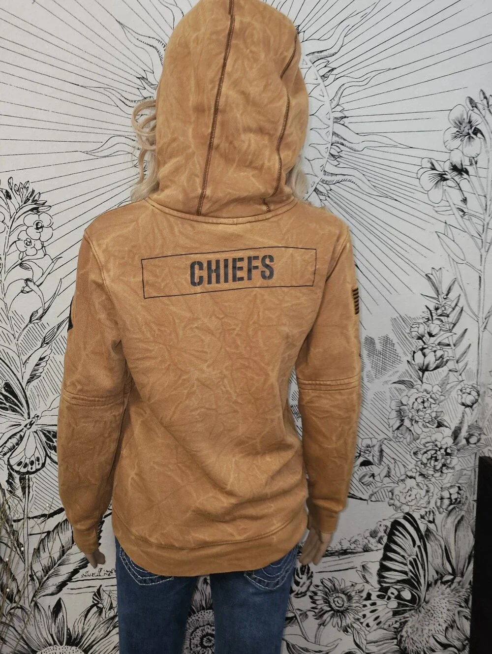 Kid's 10/12 Nike NFL Kansas City Chiefs Pullover Hoodie Kangaroo Pocket in Tan